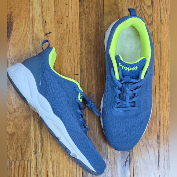 Propet Extra Wide Sneakers Size 11  4E - Picture 1 of 11